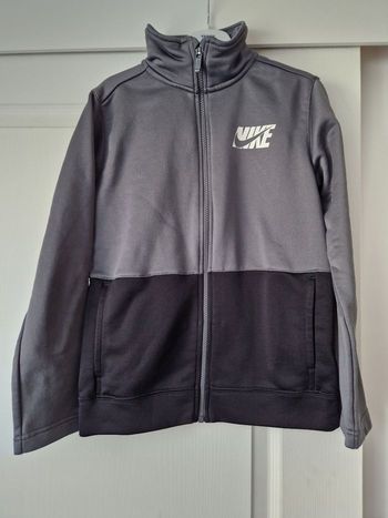 Veste Nike 10/12 ans
Très bon état
