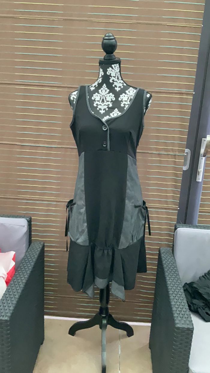 Robe noire et grise sans manche taille L (n°30)