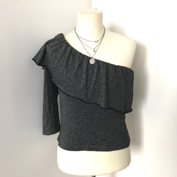 Blouse one shouder / mono manche à volant et argenté Jennyfer