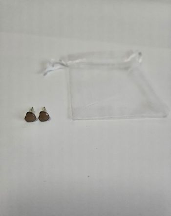 Boucles d'oreilles petits coeurs beiges