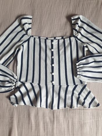 Blouse rayée épaules très sympa