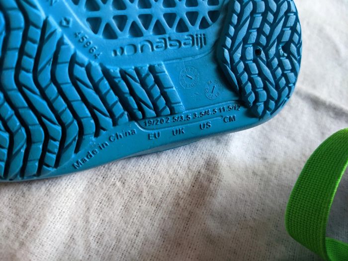 Tongs Decathlon Taille 19/20 - photo numéro 4