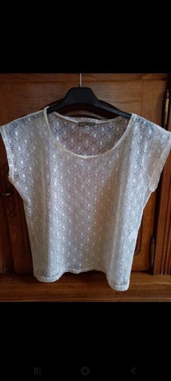 Joli  top crème maille ajourée taille 1