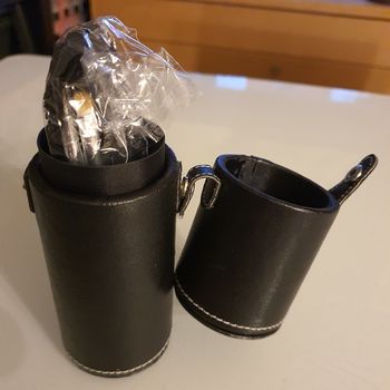 Etui de maquillage noir avec ses pinceaux