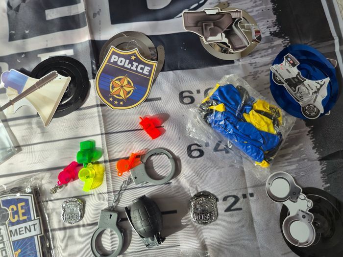 Lot decoration anniversaire et accessiures degyisement Police - photo numéro 5