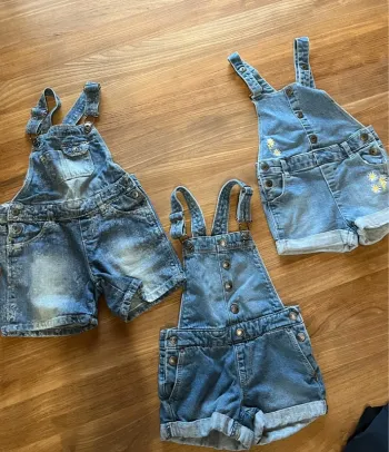 Vend lot de salopette en jeans short 4/5/6 ans