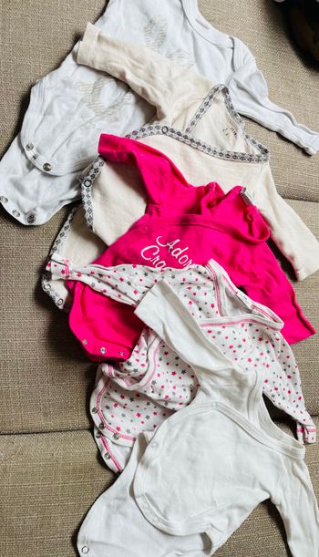 Bodies 1 mois petite fille