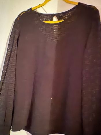 Pull noir avec manches dentelle