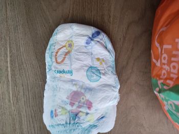 Couchez Pampers taille 5 pans