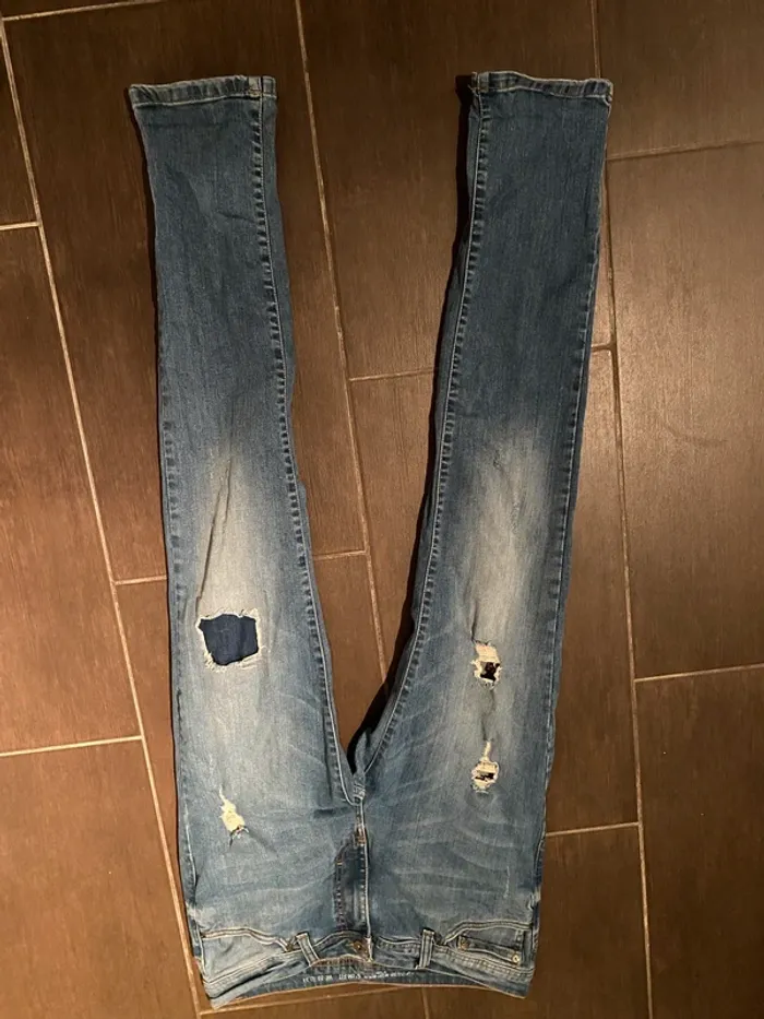 Jeans troué - photo numéro 2