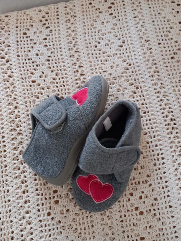 Chaussons gris motif cœur