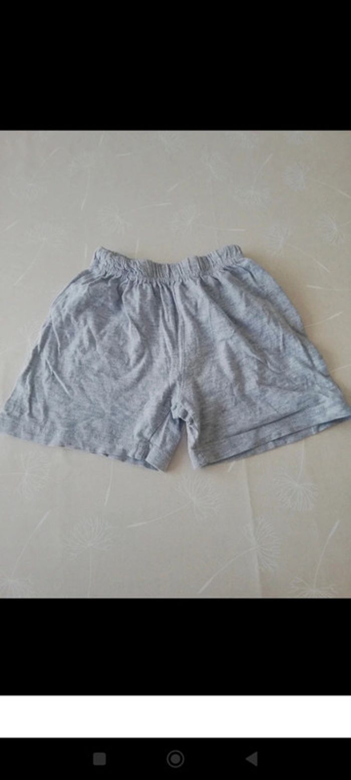 Short gris Billy Blue 4 ans 1€