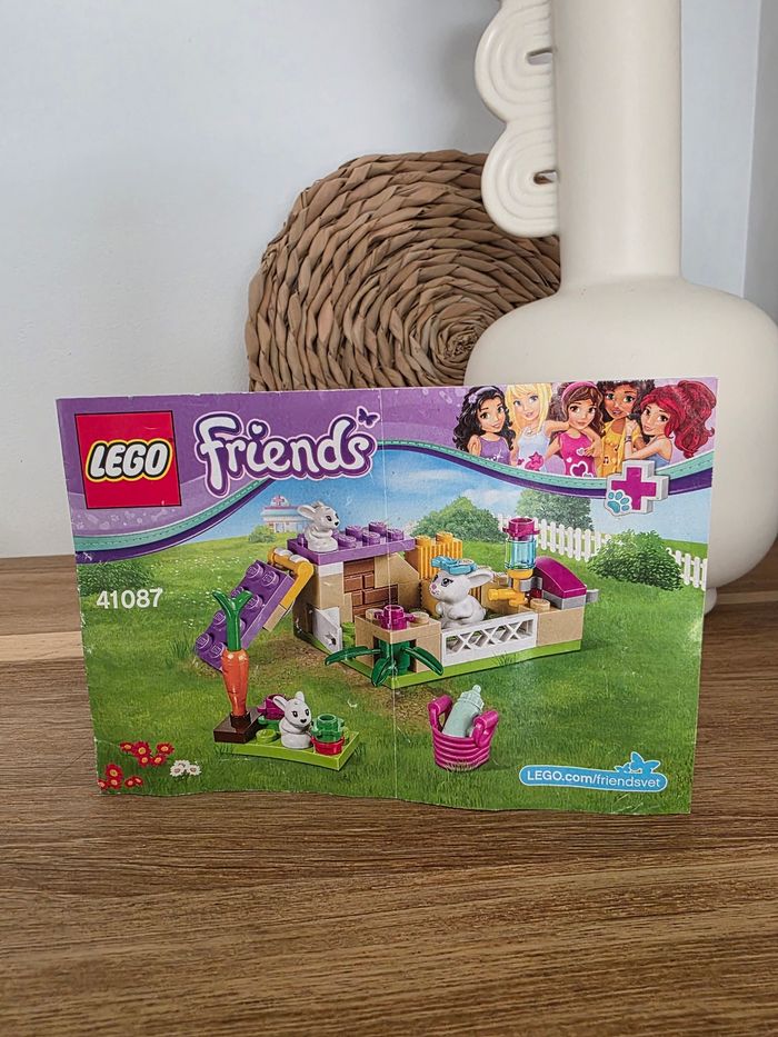 Lego friends 41087
Les bébés lapins et leur maman
Excellent état 
Complet

Ce set n'est plus fabriqué par Lego.
Pièce de Collection - photo numéro 2