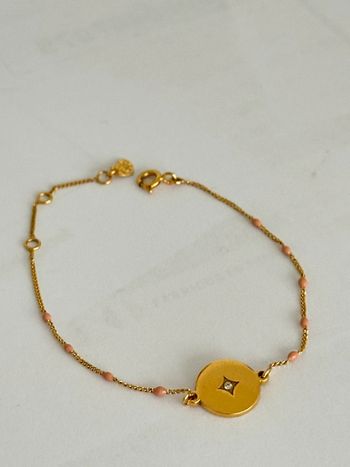 Bracelet fin en acier inoxydable or et petites perles en émail rose