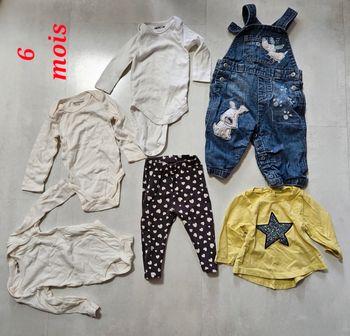 Lot de 6 vêtements 6 mois. 3 bodies, 1 tee-shirt jaune étoile, 1 salopette en jean et 1 legging