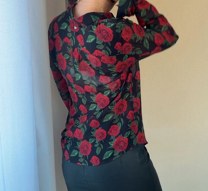 Chemise Les petites Bombes noire et roses rouges S très bon état - photo numéro 3
