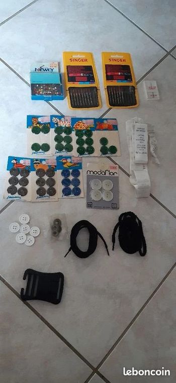 Lot pour mercerie : boutons, , cordons, étiquettes d'entretien