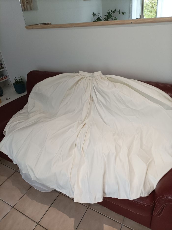 Robe de mariée  couleur ivoire matrimonia avec les gants ,un voile et un jupon. Possibilité d'une paire de chaussures en plus sur demande si ça plaît. - photo numéro 6
