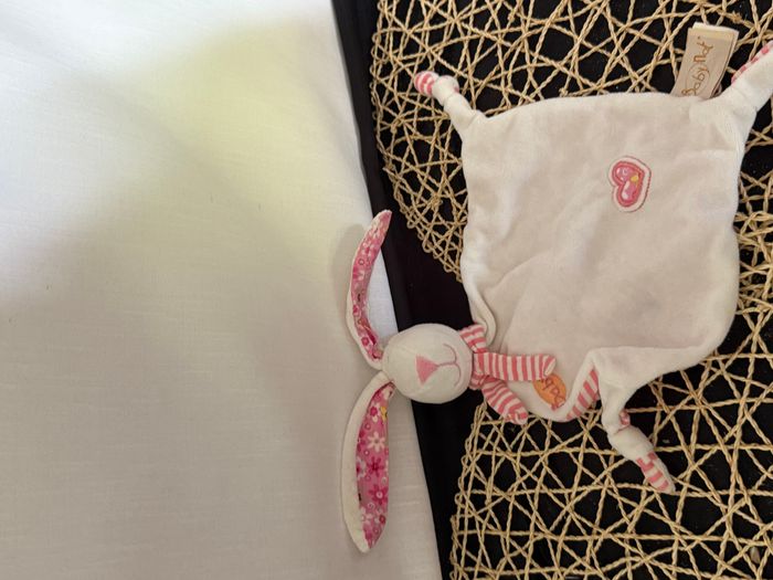 Doudou plat lapin BABY NAT blanc rose rayures