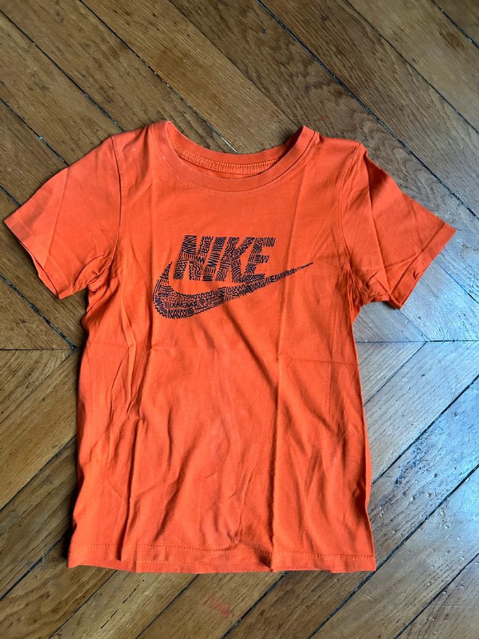 Tee-shirts NIKE taille XS (6-8ans) orange