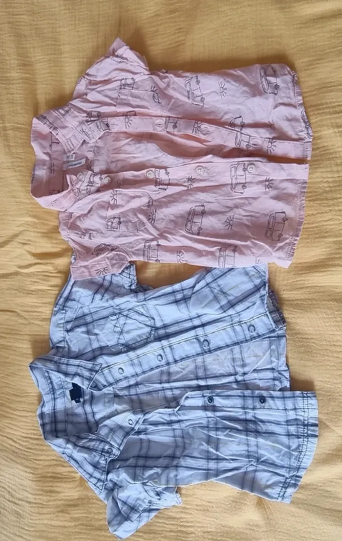 Lot 2 chemises manches courtes en 9 mois