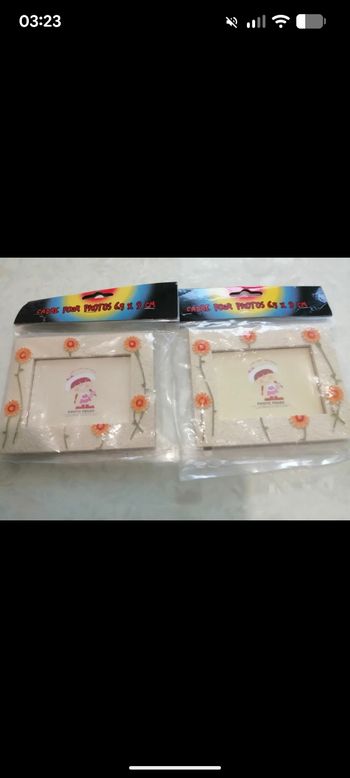 Lot de 2 magnifiques cadres enfants.