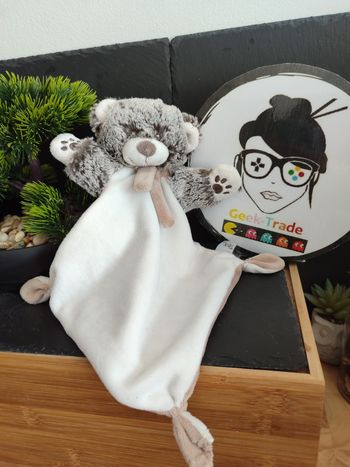 Doudou plat ours tex losange blanc beige carrefour marron Chiné écharpe DD003255
