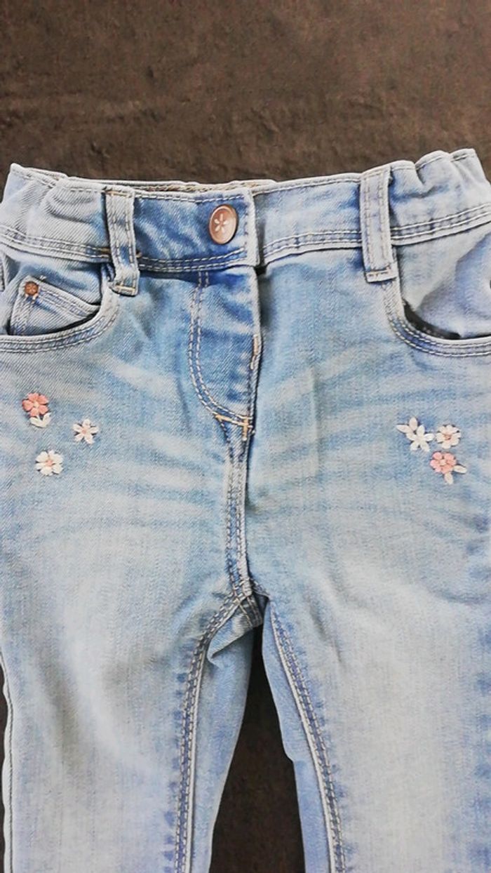 Jean et tee shirt fleuris - photo numéro 3