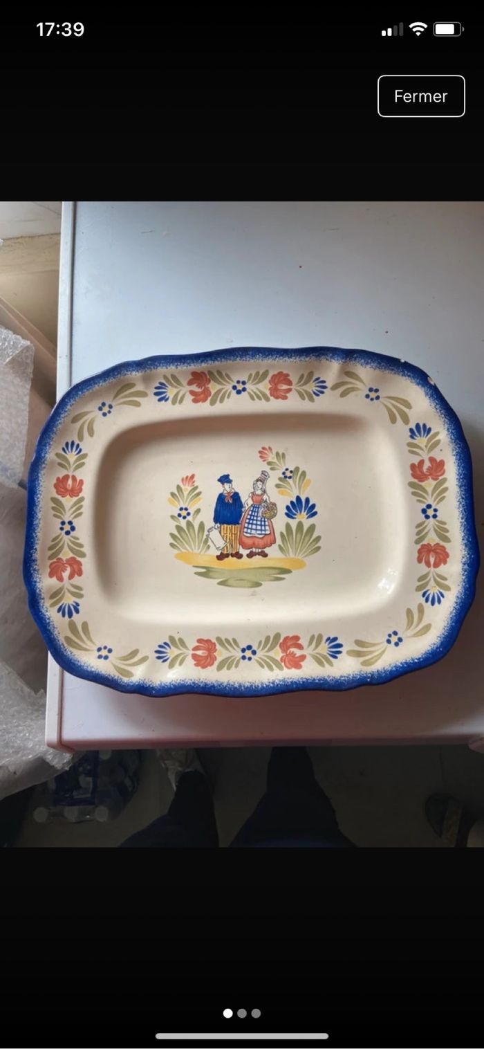 plat rectangulaire en faïence avec des motifs normands.