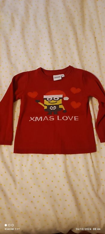 Pull noël les minions illumination 4 ans très bon état