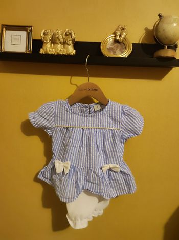 Ensemble composé d'une petite robe et pantalon rayé 