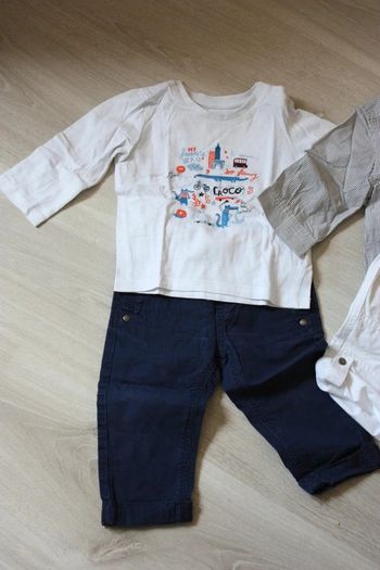 Pantalon bleu marine et t-shirt manches longues blanc