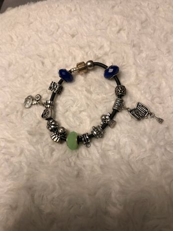 13.A- bracelet charmes et perles NEUF