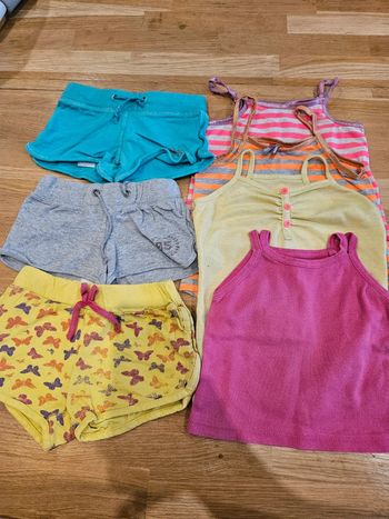 Lot de débardeurs et shorts 2 ans