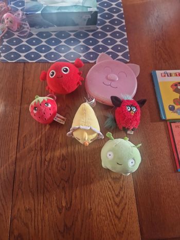 Lot de peluches et range cd offert squeezamals tomy