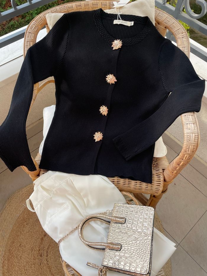 Cardigan noir avec bouton doré