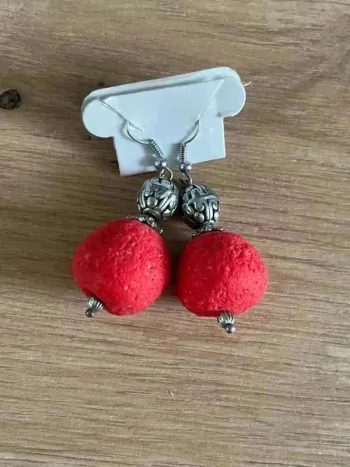 Boucles d’oreilles boule rouge