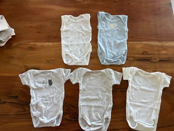 Lot bodies 1 mois neuf