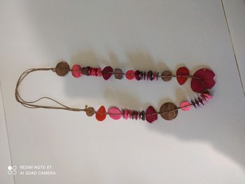 Différents colliers de plusieurs coloris