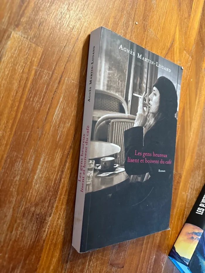 Livre les gens, heureux, lisent et boivent du café - photo numéro 2