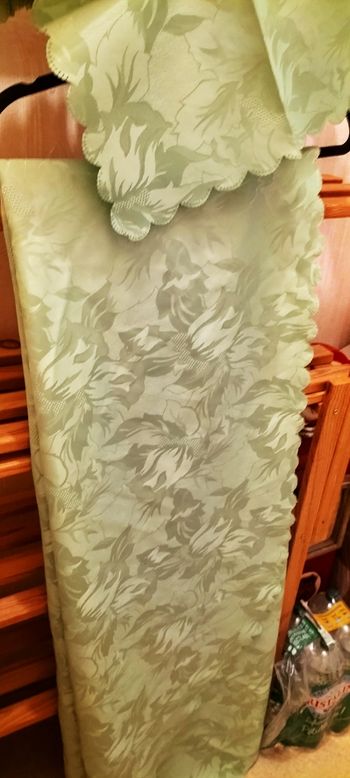 Lot  nappe ovale et serviettes