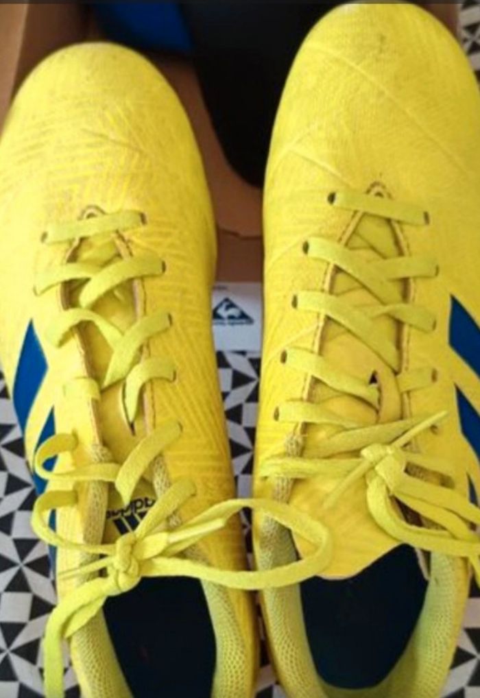 Lot chaussures, gants et chaussettes de foot