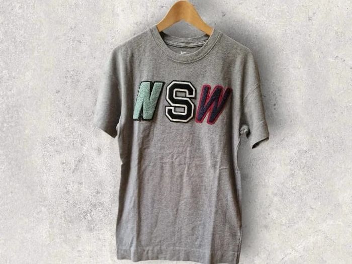 T-shirt Nike NSW / taille XS / brodé / gris / très épais / homme