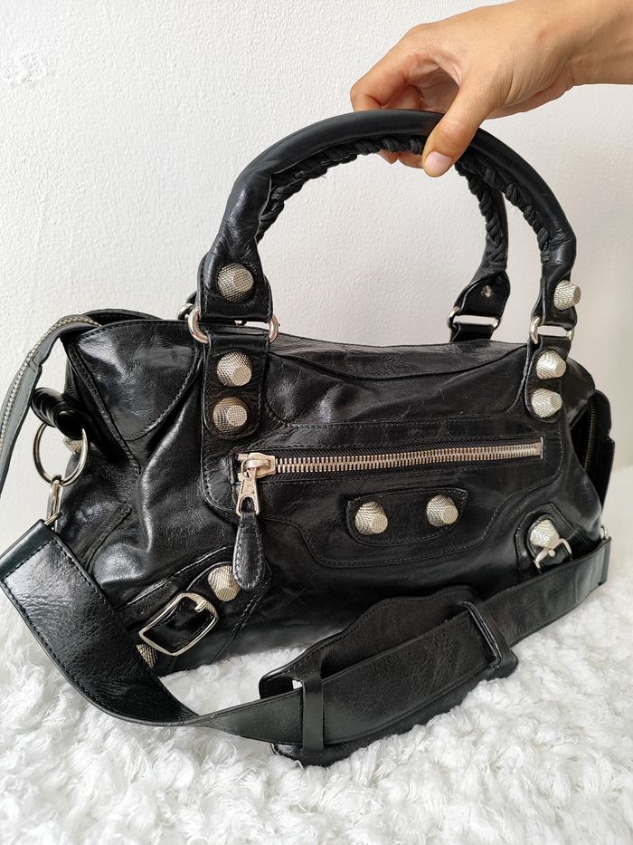 Sac à main Balenciaga modèle City en cuir noir - photo numéro 2