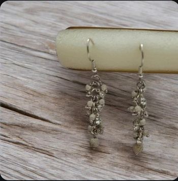 Boucles d'oreilles pendentif petite boules. En très bon état