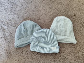 Lot de trois bonnets