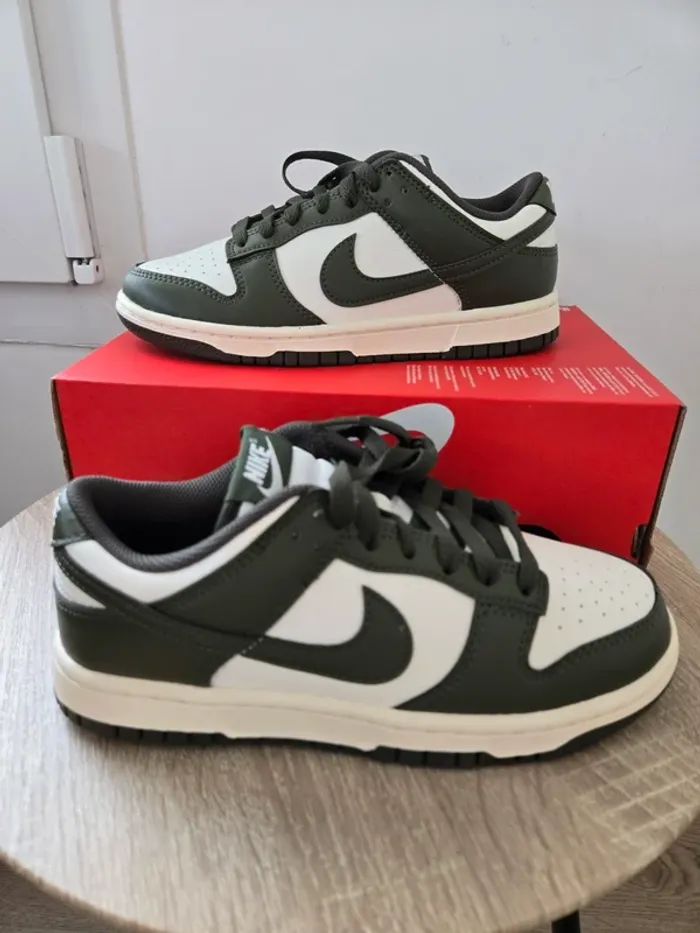 Nike dunk low taille 37,5 neuves blanc kaki - photo numéro 2