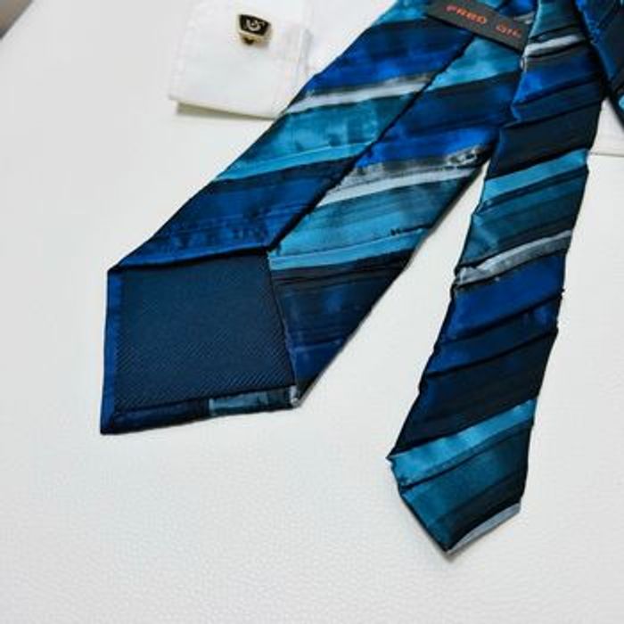 Cravate à rayure plissée - bleu marine noir satinée - 10 cm - très bon état - photo numéro 7