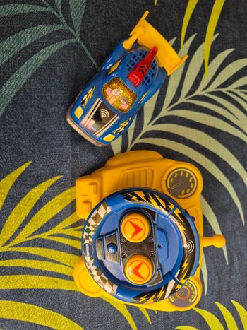 voiture simon radiocommandee avec socle tut tut bolides