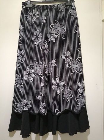 Jupe double noir et imprimé fleuri. Taille XL.